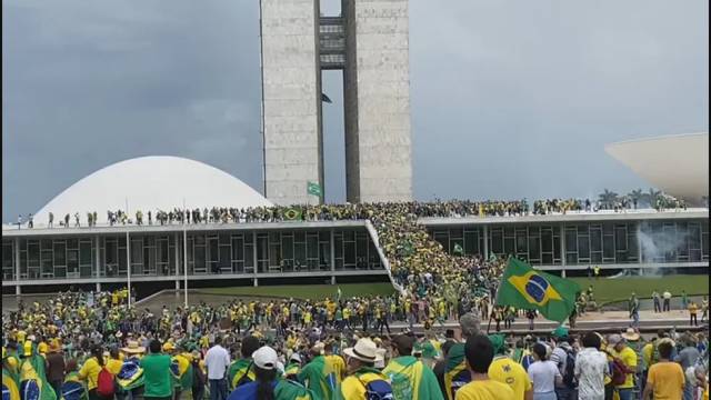 Manifestantes invadem Congresso, Planalto e STF