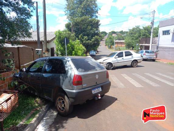 Idoso fica ferido ao colidir carro contra outro veículo e um muro em Três de Maio