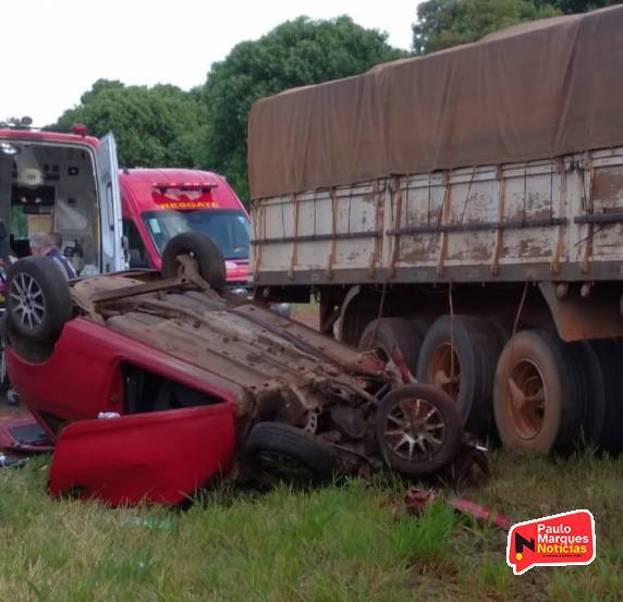 Veículo capota após colisão contra carreta na RS-342, em Independência