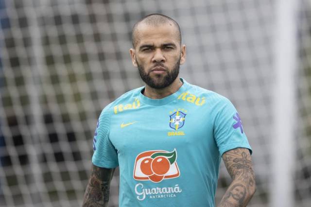 Mulher que acusa Daniel Alves de agressão sexual diz que não quer indenização e defende prisão do jogador