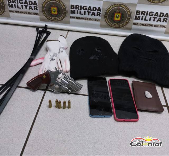 Brigada Militar prende em Três de Maio dois estrangeiros e um brasileiro com arma e touca ninja