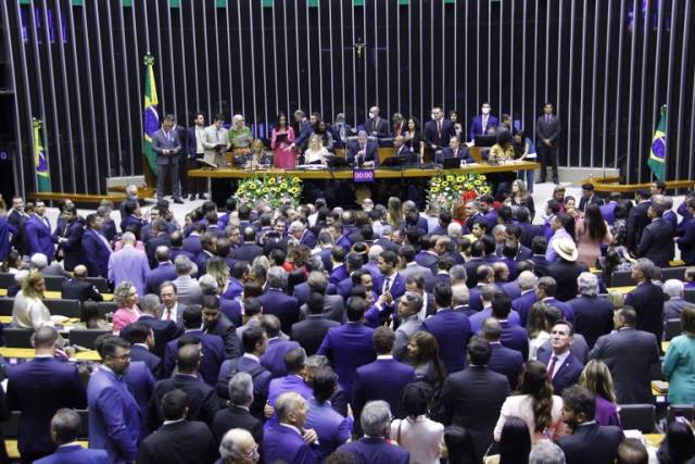 Deputados federais eleitos tomam posse para a 57ª legislatura