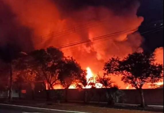 Incêndio consome prédio e veículos da Secretaria de Desenvolvimento Rural de Santo Ângelo