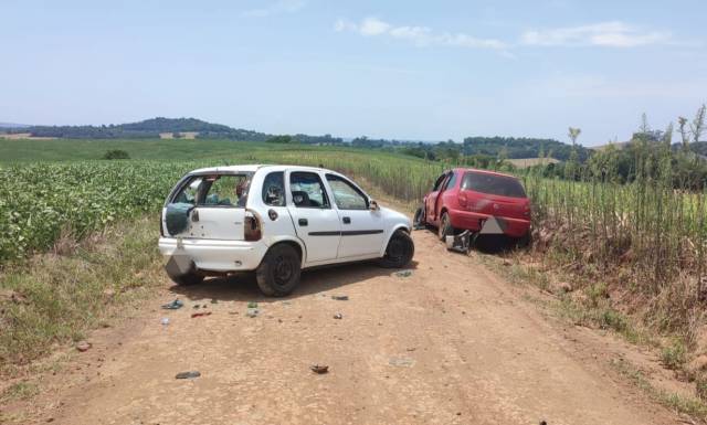 Homem persegue ex-companheira joga o carro contra o dela no interior de Horizontina e acaba preso