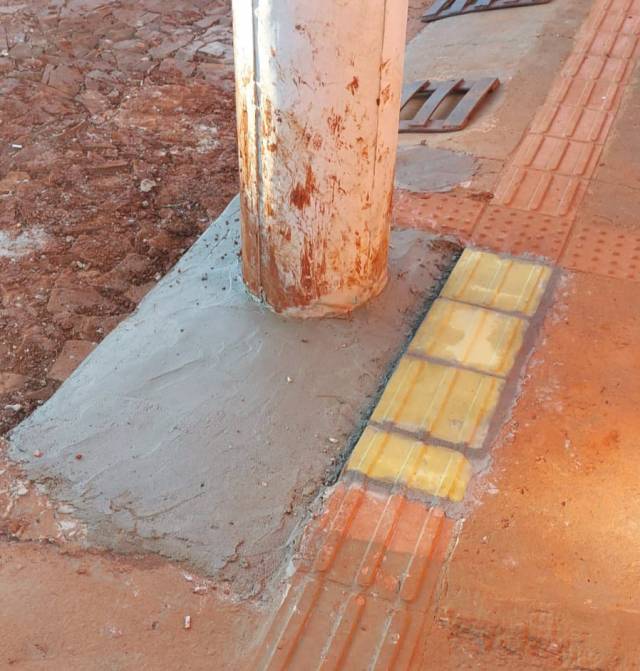 Empresa recoloca poste da rede de energia elétrica que estava no alinhamento do guia de cegos, em Três de Maio
