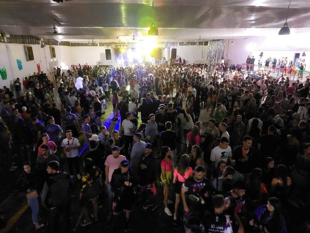 Mesmo com frio, Carnaval do Clube Buricá reúne milhares de foliões