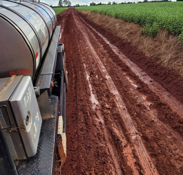 Motorista do transporte de leite reclama de lodo em estrada no interior de Três de Maio