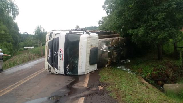 Caminhão com tanque de leite tomba e motorista fica ferido na RSC-472, em Nova Candelária