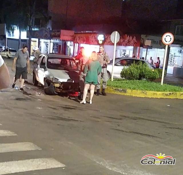 Homem fica ferido após bater veículo no canteiro de uma rótula em Três de Maio