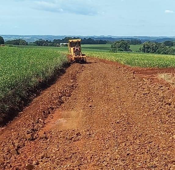 Estrada que motivou reclamação de profissional do transporte de leite recebe melhorias com cascalho, em Três de Maio