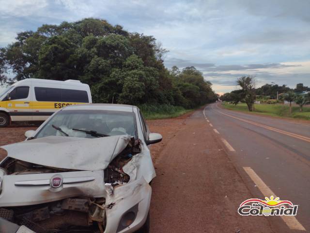 Colisão entre Van de transporte escolar e automóvel deixa mulher ferida na BR-472, em Três de Maio