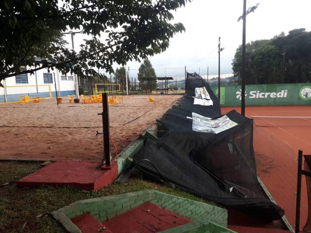 Chuva com vento neste sábado ocasionou prejuízos em Três de Maio