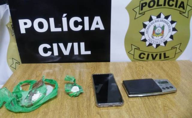 Mulher é presa pela Polícia Civil no combate ao tráfico de drogas, em Três de Maio