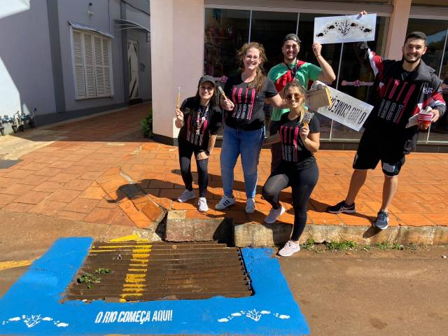 Pintura de bueiros em Três de Maio chama a atenção para ação ambiental do Rotaract