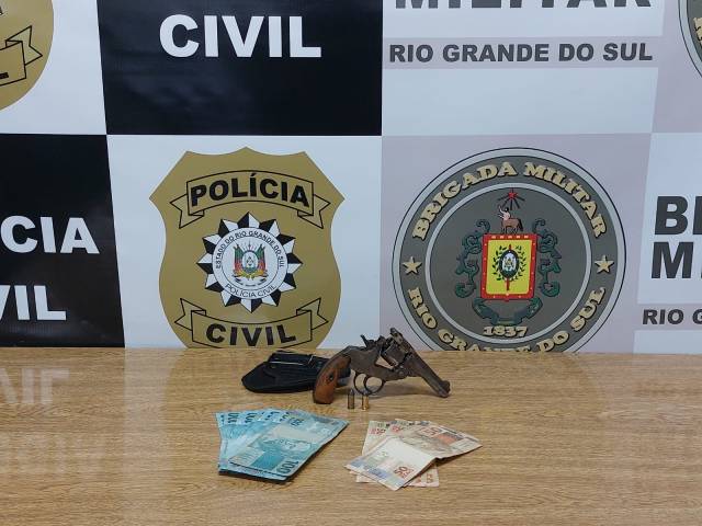 Homens que negociavam arma são presos em Três de Maio por investigadores da PC e policiais da Força Tática da BM