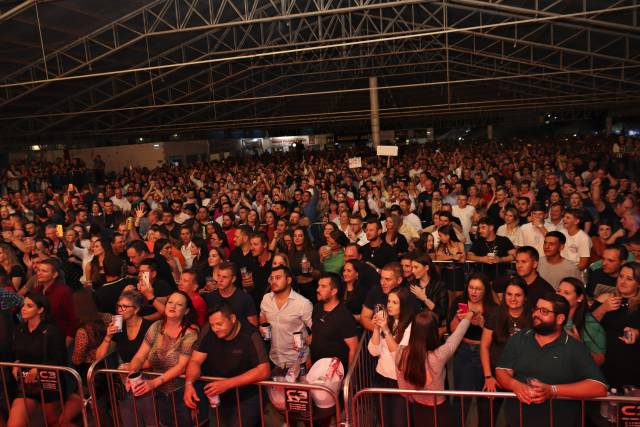 Público lota Arena do Parque de Exposições para assistir César Menotti e Fabiano