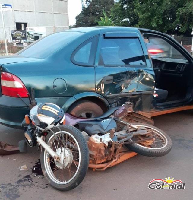 Colisão transversal envolve carro e moto na Av. Senador Alberto Pasqualini, em Três de Maio