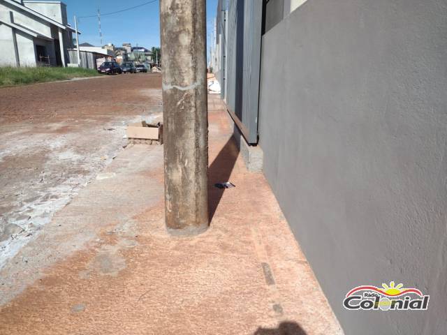 Postes da RGE são colocados no meio de calçada e impedem a colocação de guia de cegos, em Três de Maio