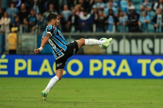 Com golaço de Suárez, Grêmio empata com Cruzeiro pela Copa do Brasil