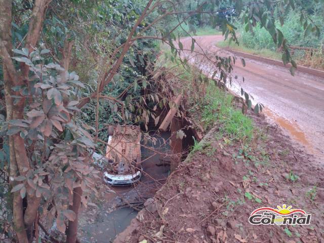 Veículo capota dentro do rio Quaraim no trajeto entre Três de Maio e Giruá