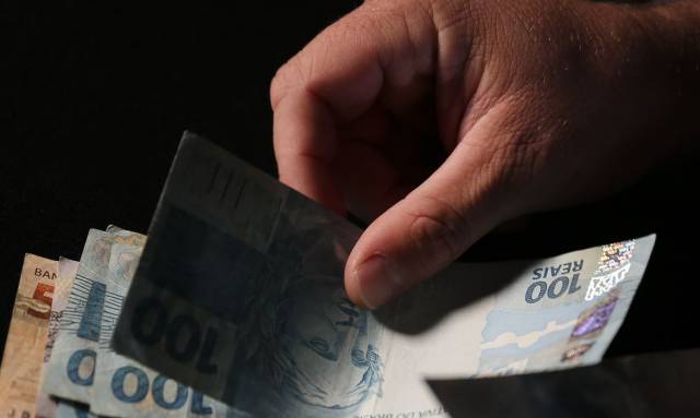 INSS começa a pagar a primeira parcela do 13º salário