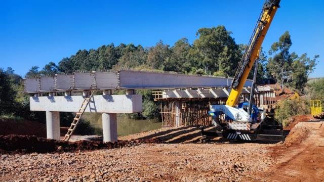 Obra da ponte sobre o Rio Turvo, entre Braga e Campo Novo, está em fase de colocação de vigas estruturais