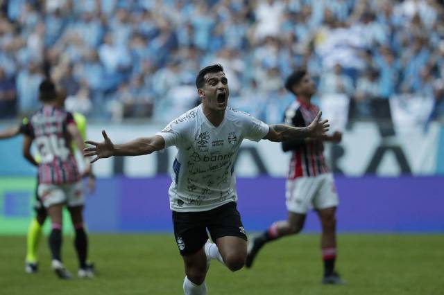 Grêmio vence o São Paulo de virada e entra no G-4 do Brasileirão