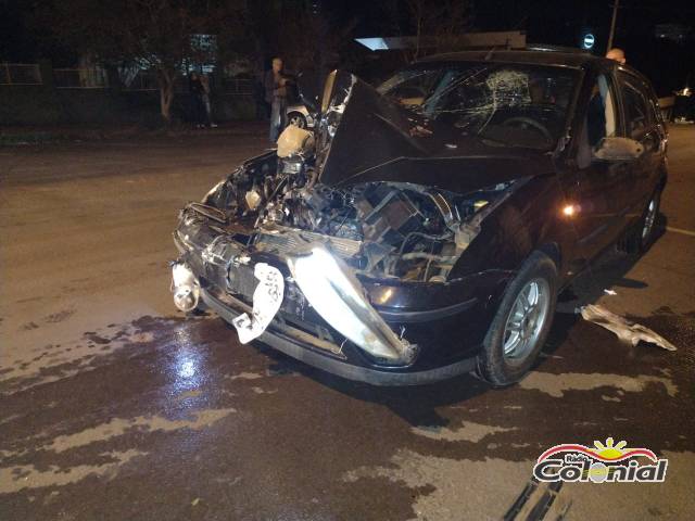 Homem bate carro em dois veículos estacionados no Centro de Três de Maio