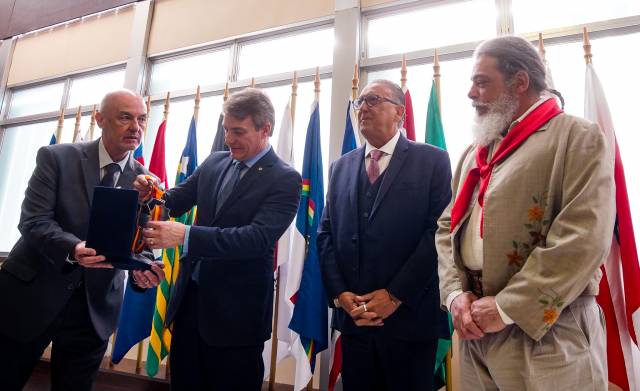 Galvão Bueno recebe da Assembleia Medalha do Mérito Farroupilha