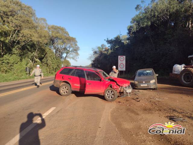 Veículos colidem na entrada de acesso a um posto de combustível na BR-472, em Três de Maio