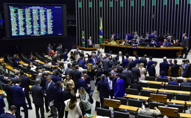 Discussão da reforma tributária em primeiro turno levou 11 horas e teve mais de 80 discursos