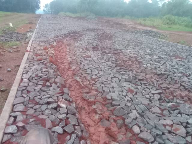 Calçamento em obra é novamente danificado em Manchinha