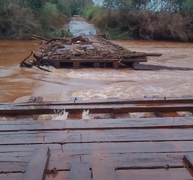 Ponte é destruída pela força da água do rio Buricá na localidade de Caúna Baixa, Três de Maio