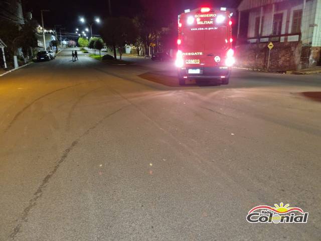 Motociclista é socorrido pelos bombeiros após acidente na Av. Santa Rosa, em Três de Maio