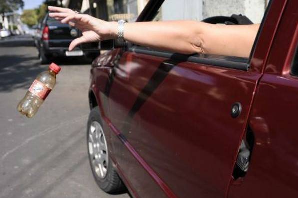 Comissão do Senado aprova proposta que torna grave jogar lixo para fora do carro