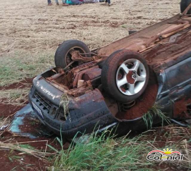 Veículo com cinco pessoas capota na BR-472 em Três de Maio