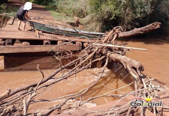 Ponte é parcialmente destruída pela cheia do rio Santa Rosa na localidade de Auxiliadora, Três de Maio