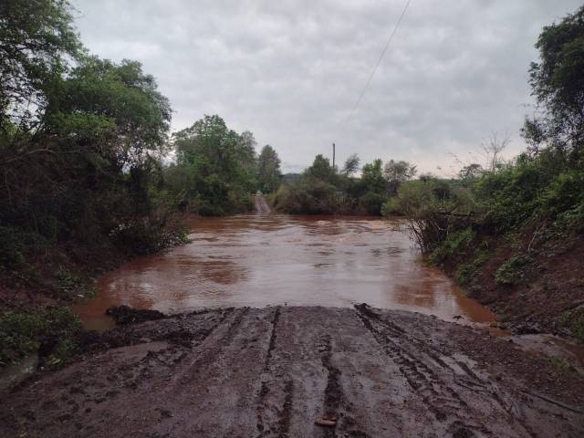 Pontes sobre os rios Buricá e Inhacorá ficam submersas pelas cheias dos rios