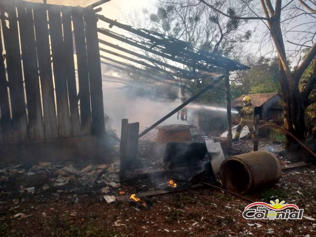 Corpo de Bombeiros combatem incêndio em casa e galpão no interior de Independência