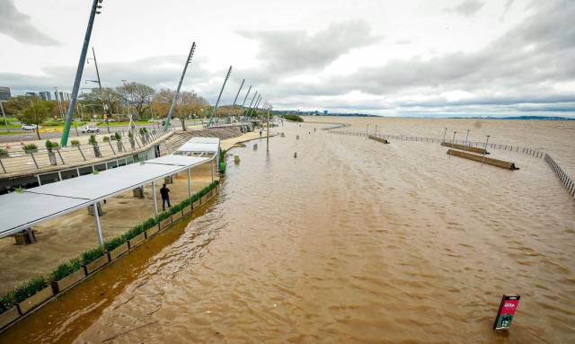 Guaíba sobe mais de 3 metros e transborda em Porto Alegre