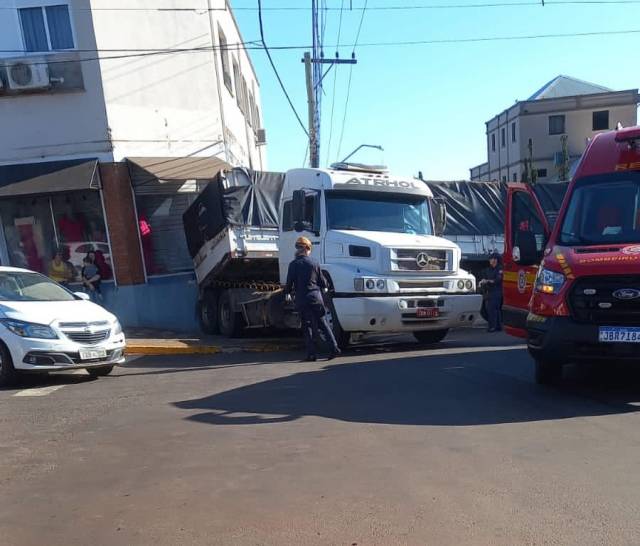 Acidente com caminhão desgovernado no Centro de Horizontina mata uma pessoa