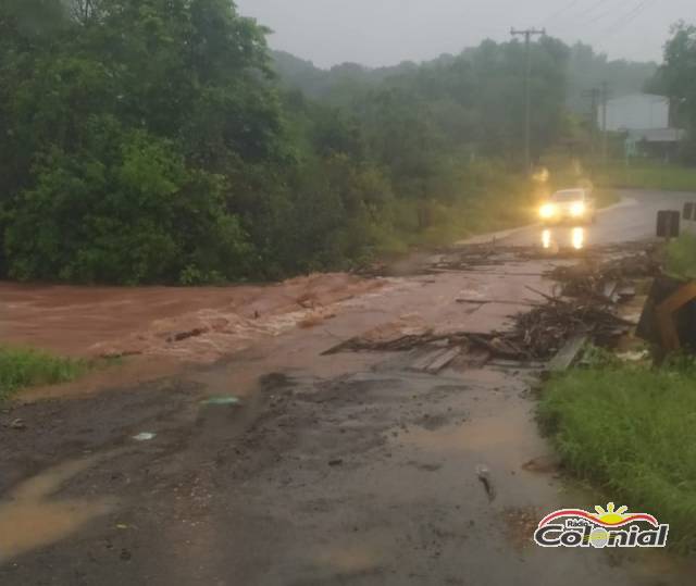 Cheia do Lajeado Cachoeira faz a água chegar na ponte no acesso a São José do Inhacorá