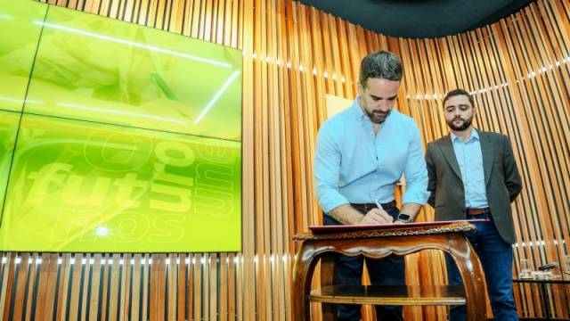 Governo Leite reformula programa para combater evasão escolar