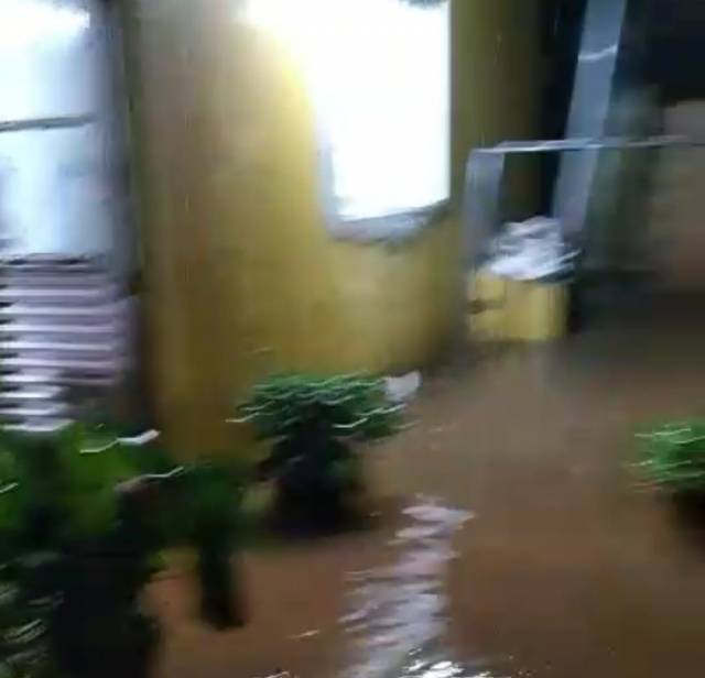 Casa de idosa fica alagada após chuva com vento, no bairro Glória em Três de Maio