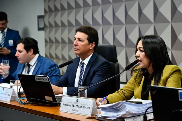 Relatora da CPMI pede indiciamento de Bolsonaro e de mais 60 pessoas