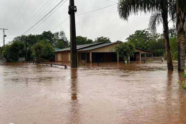 Enchente do Rio Uruguai desaloja famílias em Doutor Maurício Cardoso