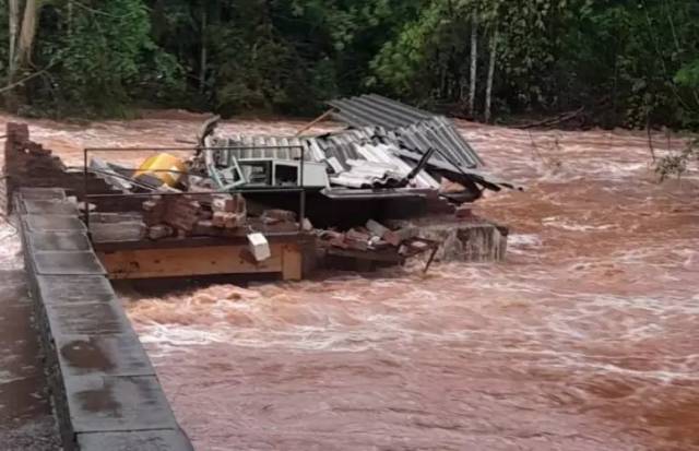 Enchente destrói casa de máquinas da Corsan e deixa Três Passos sem água