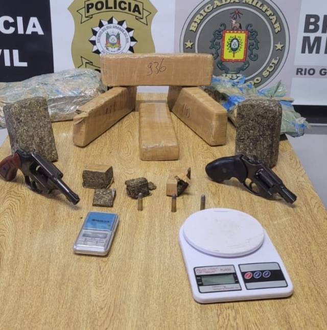 Homem é preso por receptação, posse de droga e porte ilegal de arma de fogo em ação a PC e BM, em Três de Maio