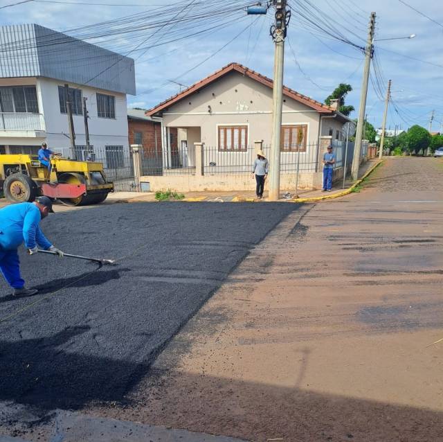 Prefeitura instala oito faixas de pedestre elevadas