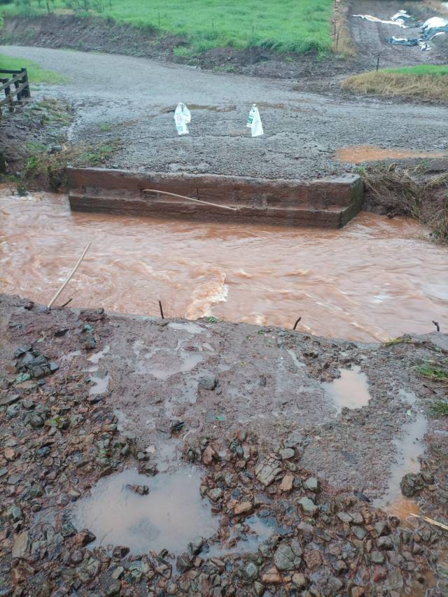 Fortes chuvas derrubam ponte entre Esquina Hettwer e Caúna Baixa